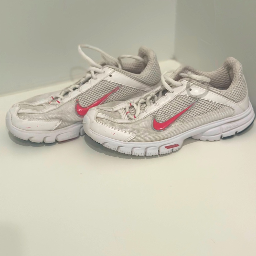Nike White Tennis’s Shoes with pink swoosh- size 6.5